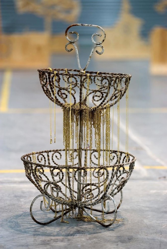 used beauty, 2006

acero, joyer&amp;iacute;a de fantas&amp;iacute;a

57 x 27 cm

&amp;nbsp;

&amp;nbsp;