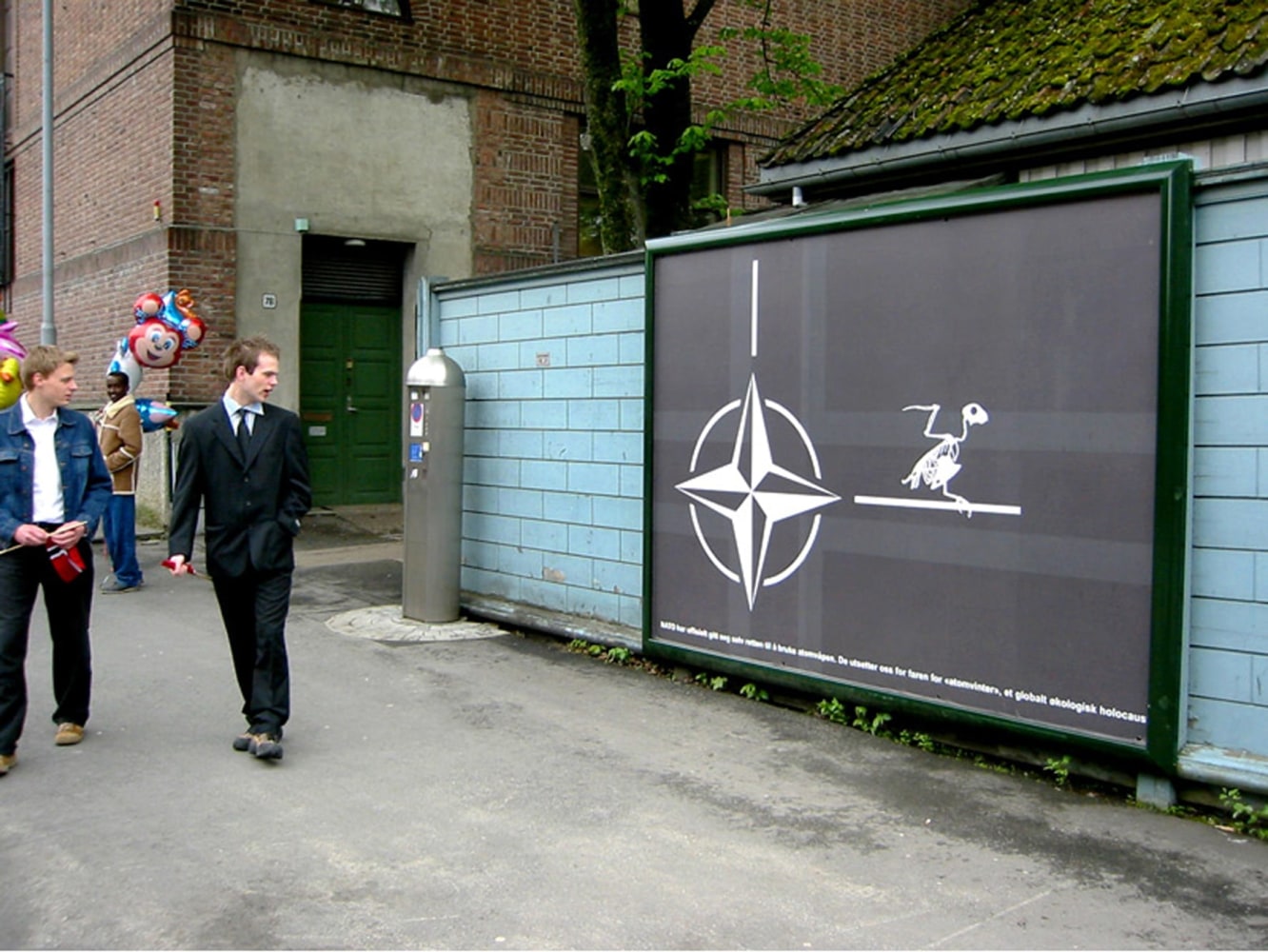 nuclear winter, 2004

pintura acr&amp;iacute;lica sobre muro

250 x 300 cm

vista de instalaci&amp;oacute;n, noruega, 2004