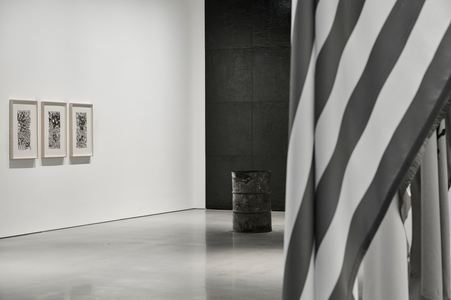 vista de instalaci&amp;oacute;n &amp;iquest;por qu&amp;eacute; el socialismo? por albert einstein, curadur&amp;iacute;a de gabriel orozco, kurimanzutto nueva york, 2025. foto: zach hyman