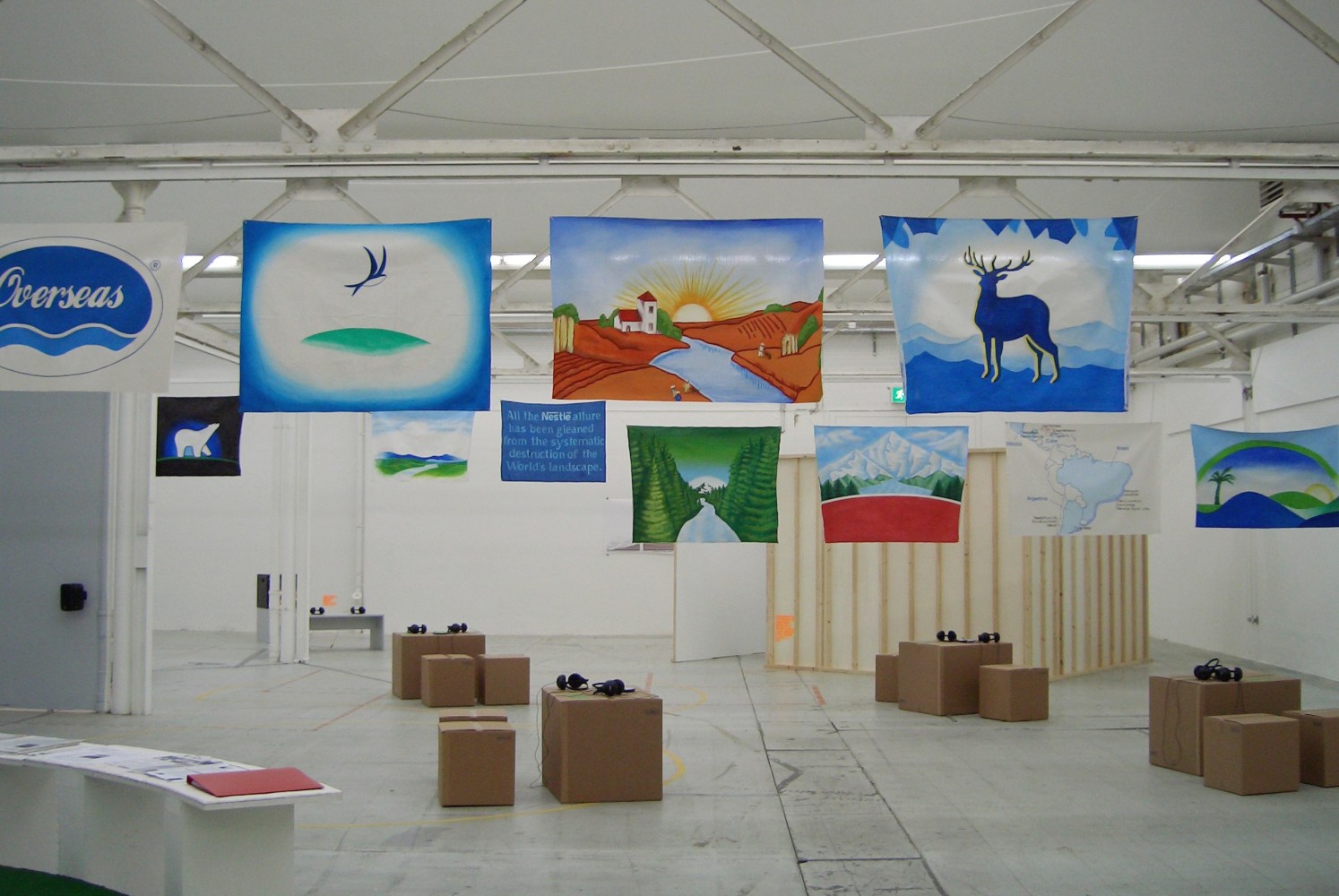 overseas, 2006

conjunto de once pancartas

80 x 100 cm cada uno

vista de instalaci&amp;oacute;n de reconstrucci&amp;oacute;n, minerva cuevas, casa del lago juan jos&amp;eacute; arreola-unam, ciudad de m&amp;eacute;xico, 2007