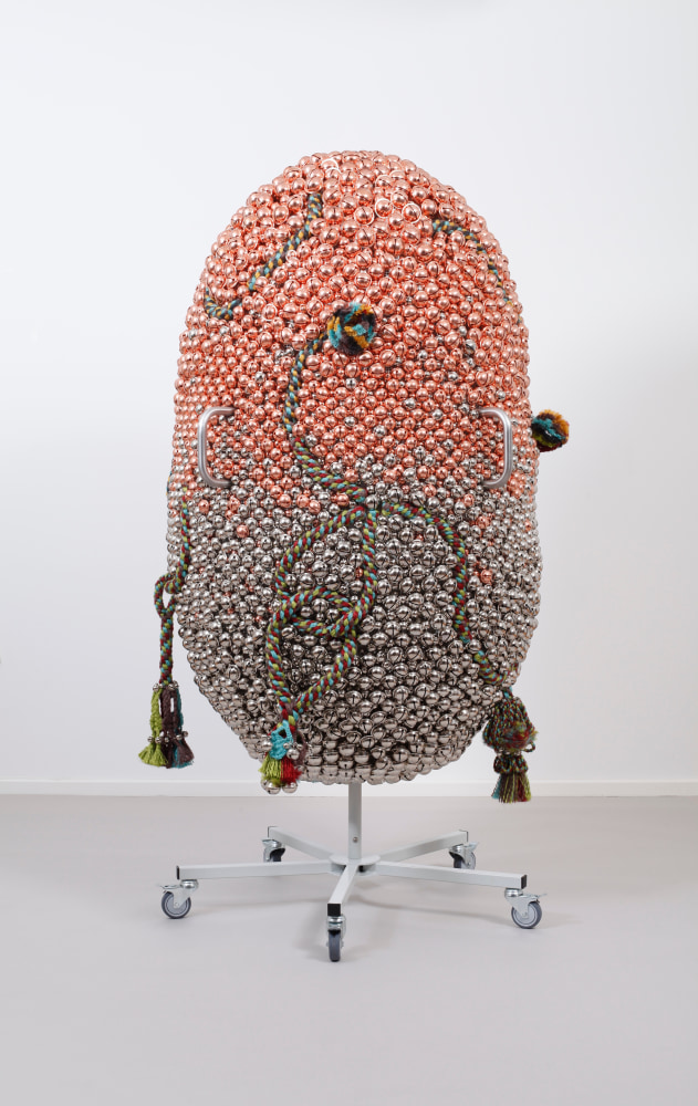 sonic dance &amp;ndash; arrayed on gradation, 2015

steel stand, metal grid, powder coating, casters, nickel plated bells, copper plated bells, metal rings, jute twine
5.98 x 42.91 x 42.52 in.