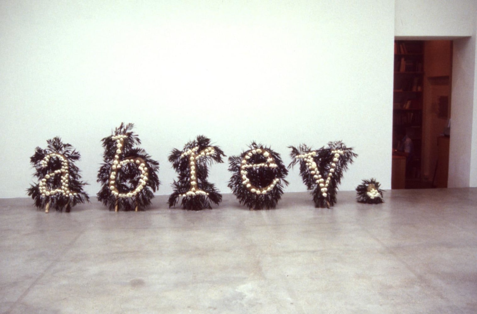 	kurimanzutto @ galerie chantal crousel, galerie chantal crousel, par&amp;iacute;s, 2001