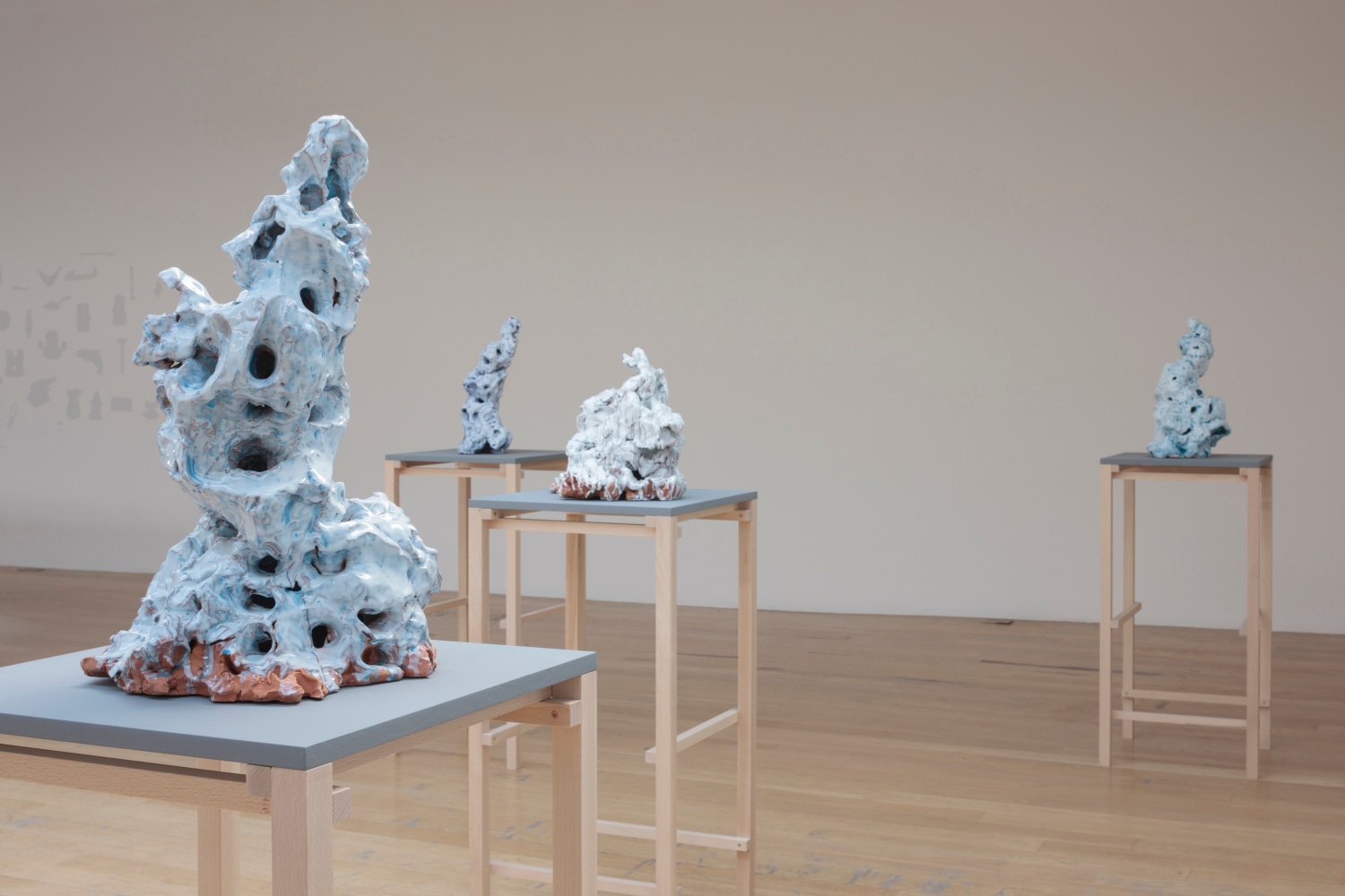 icebergs, 2016
set de 10. piezas de arcilla de oaxaca y zacatecas, mexico; pigmentos, acr&amp;iacute;lico
dimensiones variables
vista de instalaci&amp;oacute;n de damian ortega, the fruitmarket gallery,&amp;nbsp;edimburgo, escocia, 2016