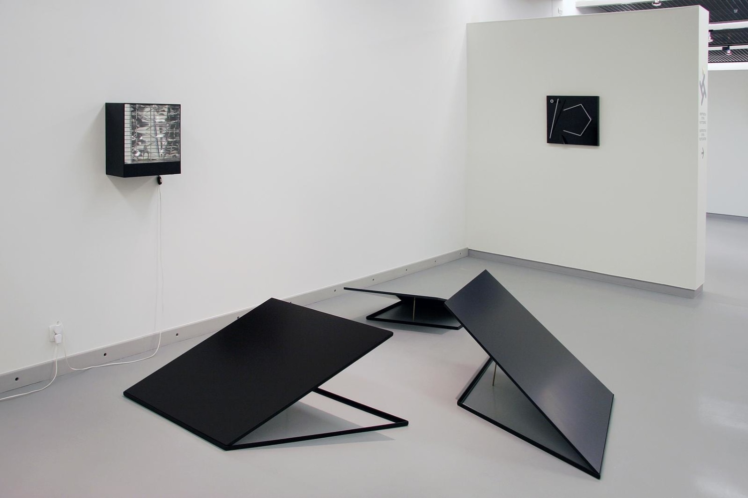 klappen mit goldenen z&amp;auml;hnen (trapdoor with golden teeth), 2005

painted metal and wood, brass stick

&amp;nbsp;

variable&amp;nbsp;dimensions&amp;nbsp;

installation view of&amp;nbsp;looking is political,&amp;nbsp;museum sztuki, lodz, poland&amp;nbsp;2009

&amp;nbsp;