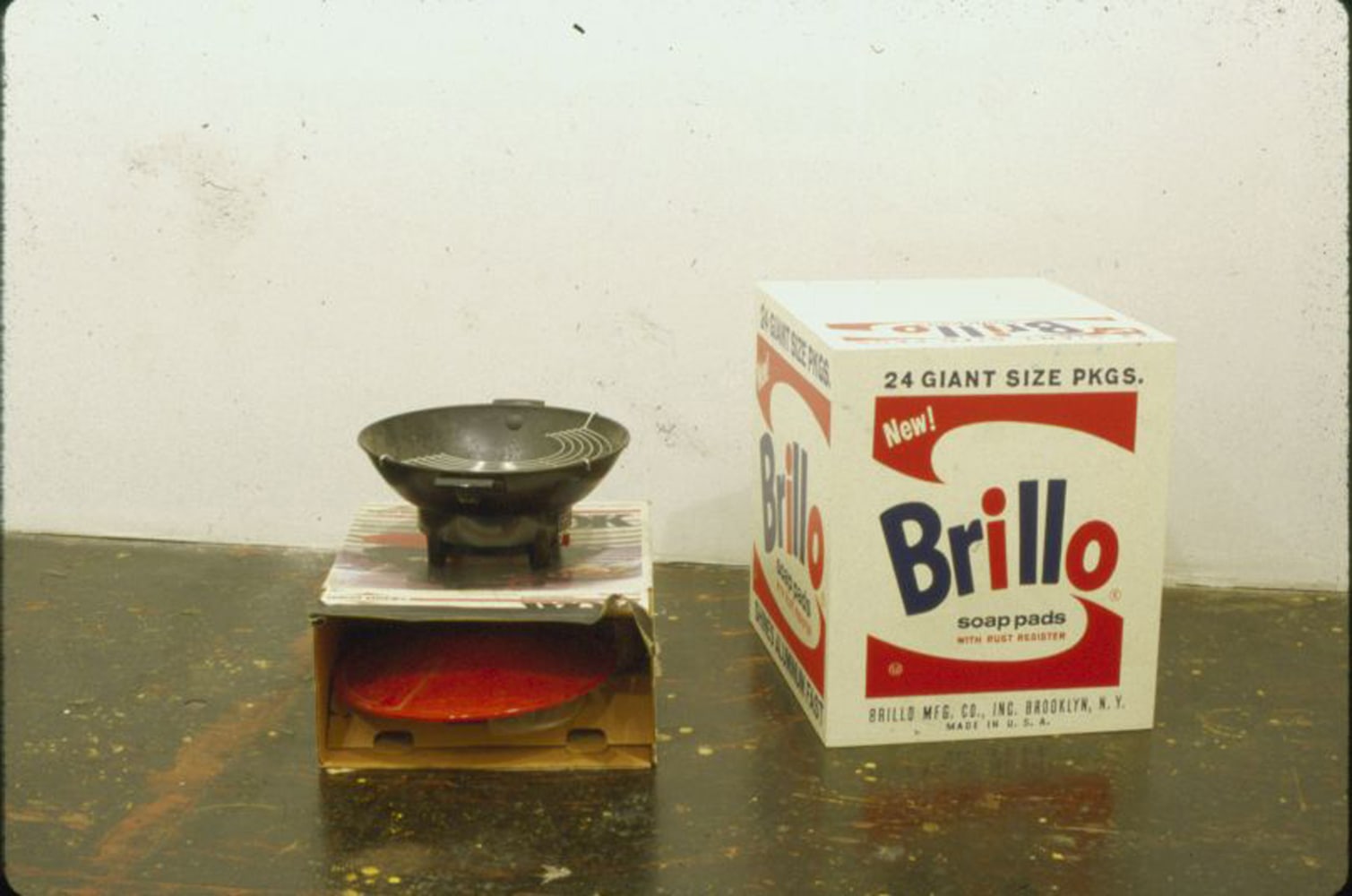 untitled 1998 (pad thai), 1990

electric woks, cooking utensils, pad thai recipe, glass display case

variable dimensions

&amp;nbsp;