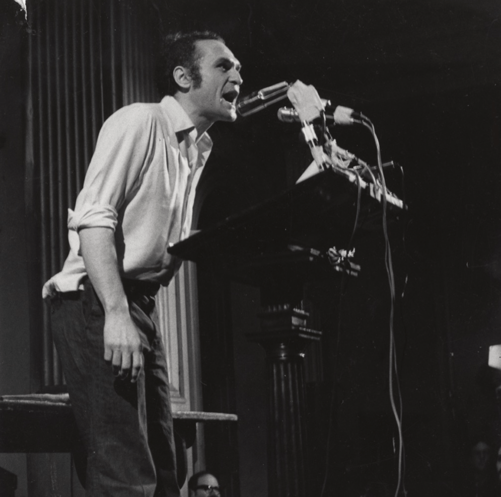 john giorno leyendo en st. mark&amp;#39;s church. nueva york, abril 28, 1974. foto: gianfranco mantegna