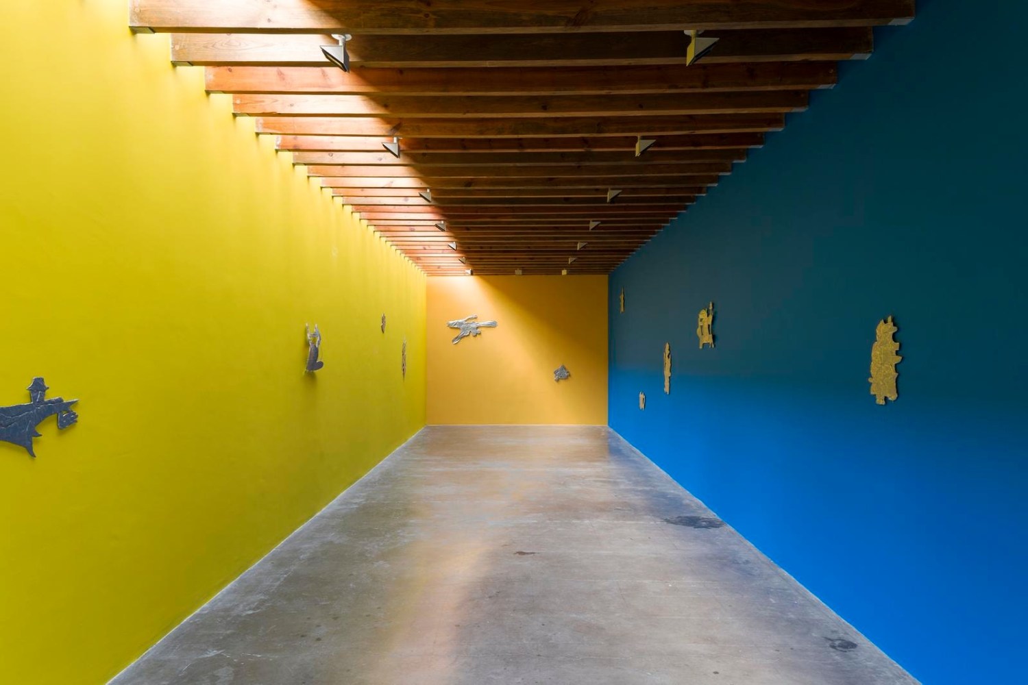 	todo bosque locamente enamorado de la luna tiene una autopista que lo cruza de un lado a otro, kurimanzutto, ciudad de m&amp;eacute;xico, 2016