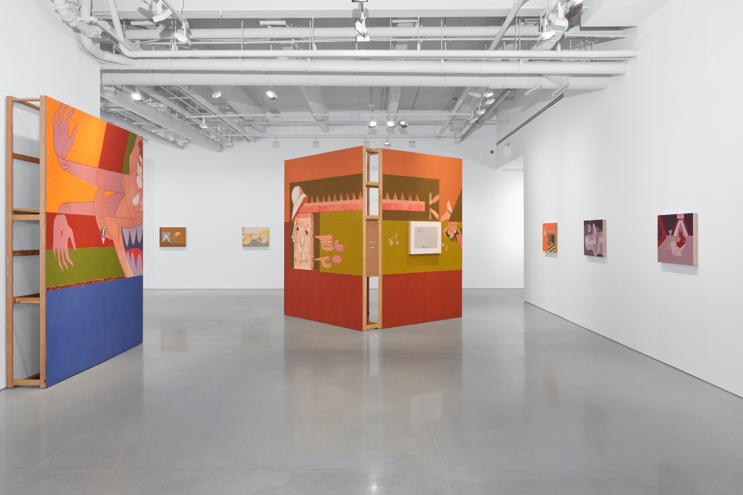 vista de instalaci&amp;oacute;n de el hombre que deber&amp;iacute;a estar muerto:&amp;nbsp;apuntes de la casa muerta, el fuego y el relato, kurimanzutto, nueva york, 2024. foto de zach hyman&amp;nbsp;