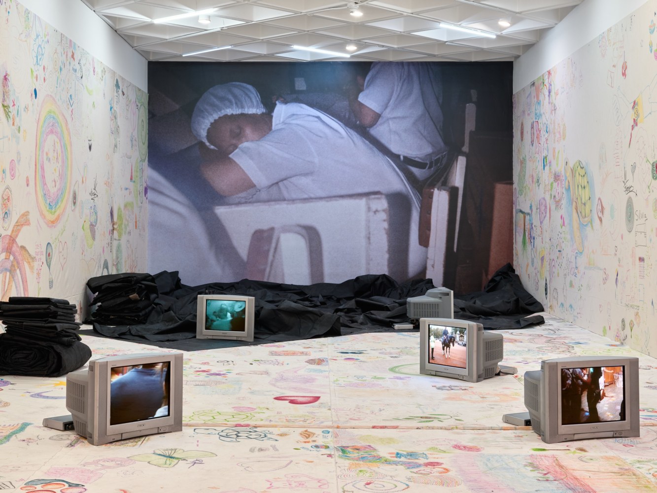 vista de instalaci&amp;oacute;n&amp;nbsp;oscar murillo: esp&amp;iacute;ritus en el pantano,&amp;nbsp;museo tamayo, 2025. foto: reinis lismanis