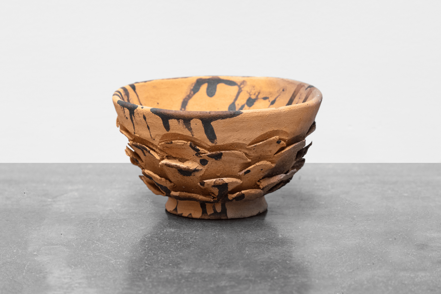 Rirkrit Tiravanija &amp;amp; Cooperativa 1050&amp;ordm;, untitled 2022 (taz&amp;oacute;n para t&amp;eacute; flor arriba)
Taz&amp;oacute;n para t&amp;eacute; (Margarita Cort&amp;eacute;s Cruz, R&amp;iacute;o Blanco Tonaltepec)
Quema chorreada con t&amp;eacute; de corteza de encino. Horno tradicional