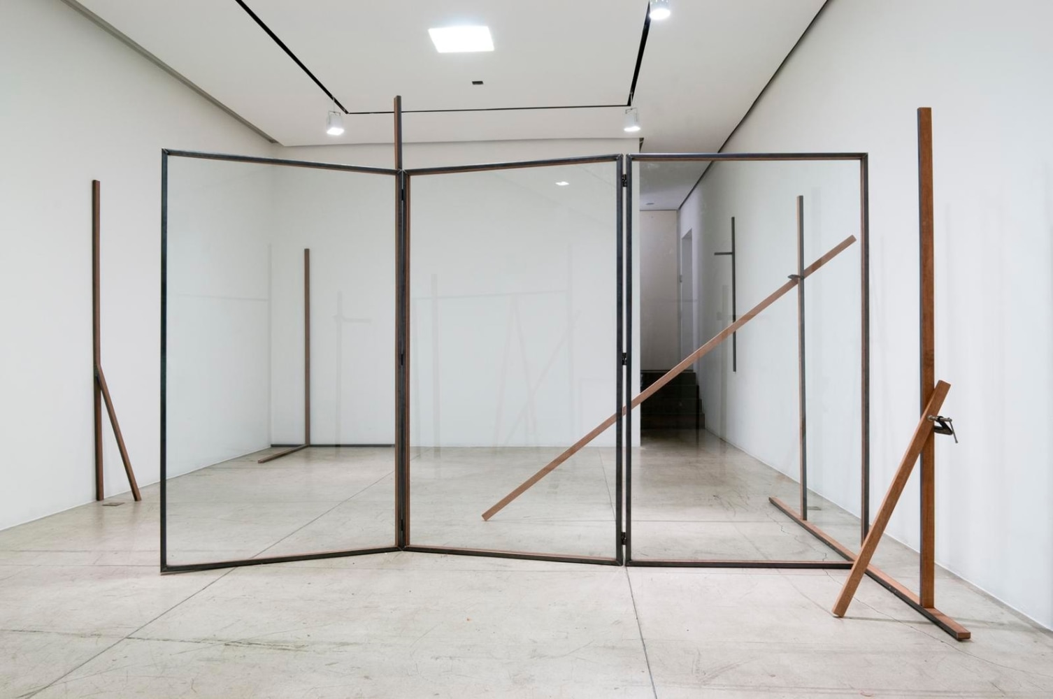 untitled, (sugesti&amp;oacute;n de conversaci&amp;oacute;n entre una ventana desnuda y paisaje indiscreto), 2010

metallic structure, wood and glass

variable dimensions&amp;nbsp;

&amp;nbsp;

&amp;nbsp;