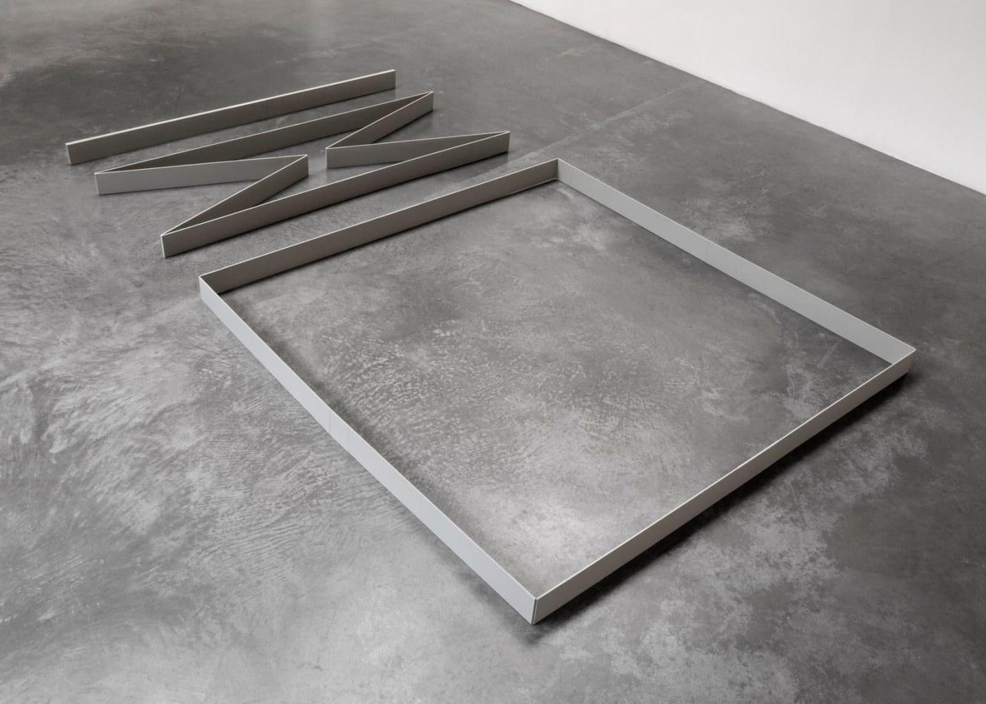 quasi-quadrado, 2010-2011

gray acrylic painting on wood, magnets and fabric hinges

variable dimensions&amp;nbsp;

&amp;nbsp;

&amp;nbsp;