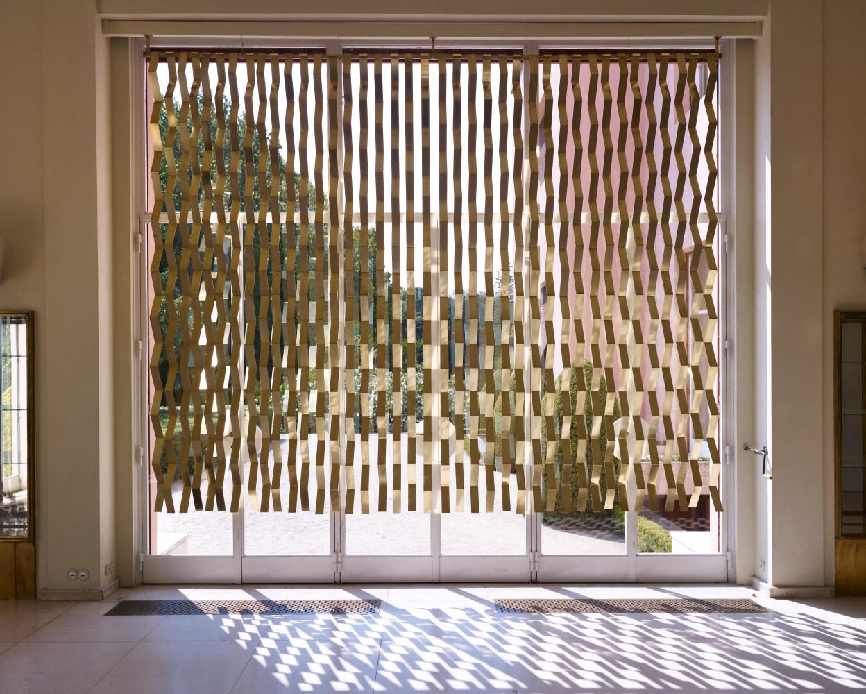 the sensation of being outdoors, 2008
diamond-shaped mesh, black rope, brass tubes
installation view of&amp;nbsp;casa, modo de usar,&amp;nbsp;serralves museum, porto, portugal, 2011

&amp;nbsp;
