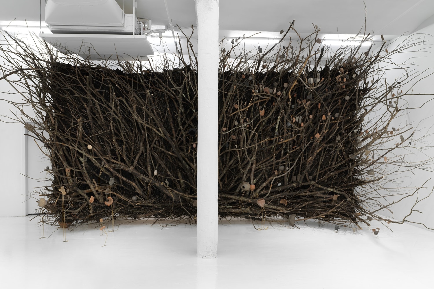 ru_aves migrantis, 2017

madera, tierra, pegamento, lat&amp;oacute;n, resina

dimensiones variables