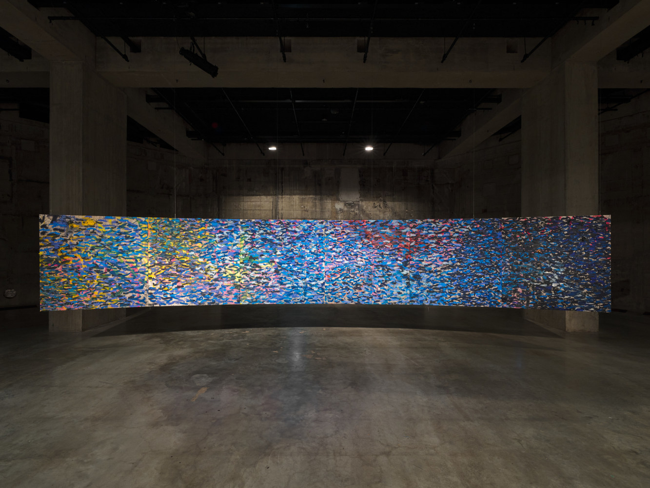 vista de instalaci&amp;oacute;n&amp;nbsp;oscar murillo: the flooded garden. tate modern, 2024 foto: tim bowditch, cortes&amp;iacute;a del artista. copyright &amp;copy; oscar murillo


&amp;nbsp;
