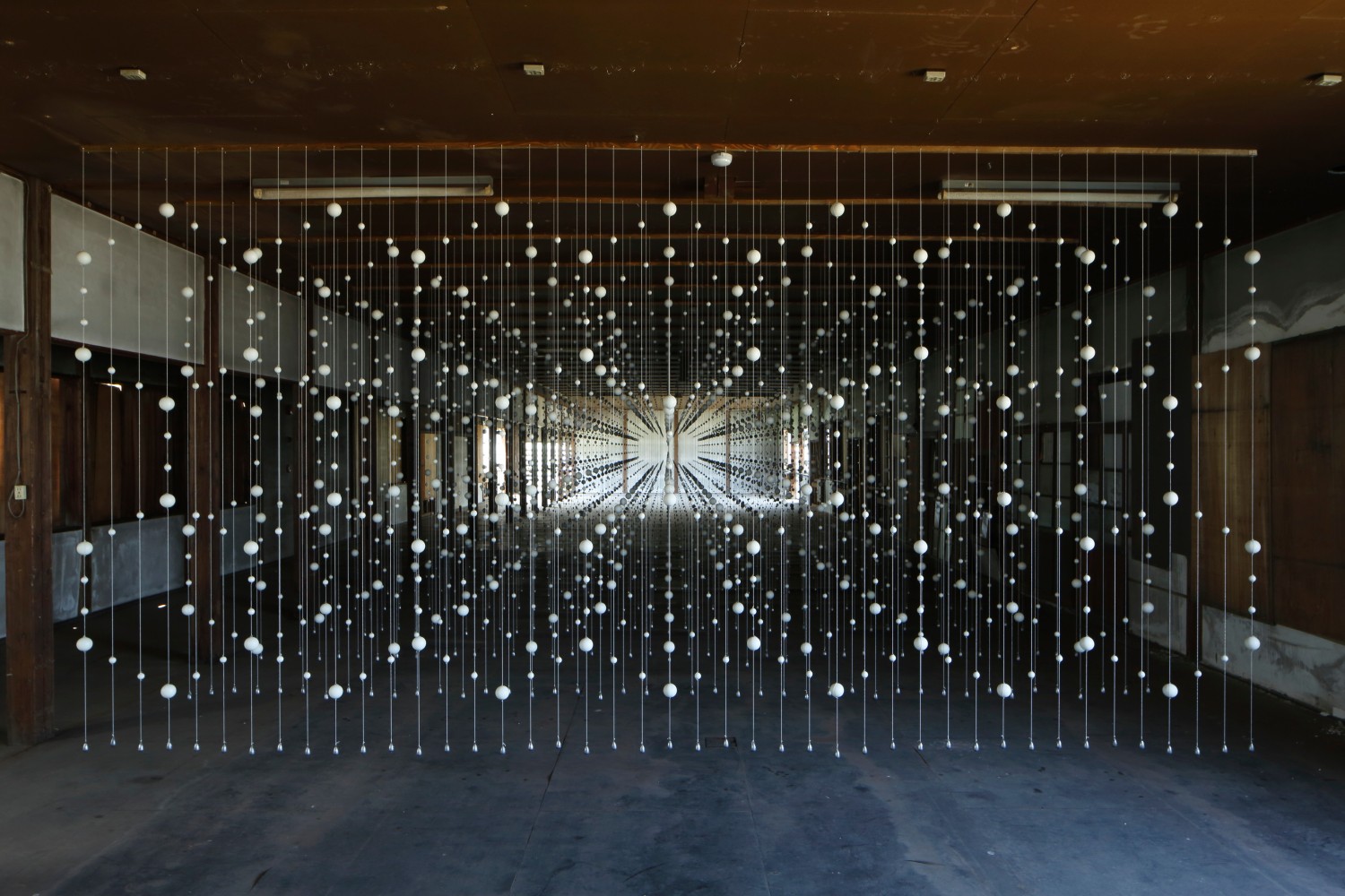 warp cloud, 2018
bolas de yeso cubiertas con cera de abeja, hilo de algod&amp;oacute;n, alambre de acero inoxidable, 5 oz. de pesos de plomo
290 x 550 x 1800 cm&amp;nbsp;instalado
vista de instalaci&amp;oacute;n en la trienal de arte de echigo tsumari, jap&amp;oacute;n, 2018

&amp;nbsp;

&amp;nbsp;