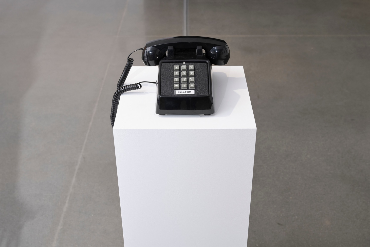 vista de instalaci&amp;oacute;n de&amp;nbsp;john giorno: jasmine burn, kurimanzutto nueva york, 2024. foto: zach hyman&amp;nbsp;