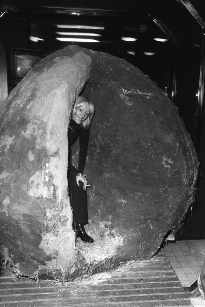marta minuj&amp;iacute;n posing at the entrace of the hornero (furnarius nest), made in conjunction with&amp;nbsp;comunicando con tierra (communication with earth), 1976, presented at cayc, buenos aires &amp;copy; marta minuj&amp;iacute;n