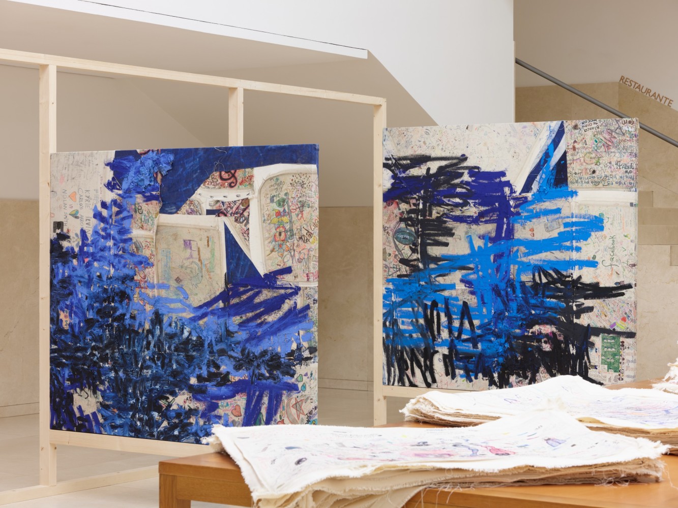 vista de instalaci&amp;oacute;n&amp;nbsp;oscar murillo: together in our spirits, serralves, 2023. foto: tim bowditch


&amp;nbsp;
