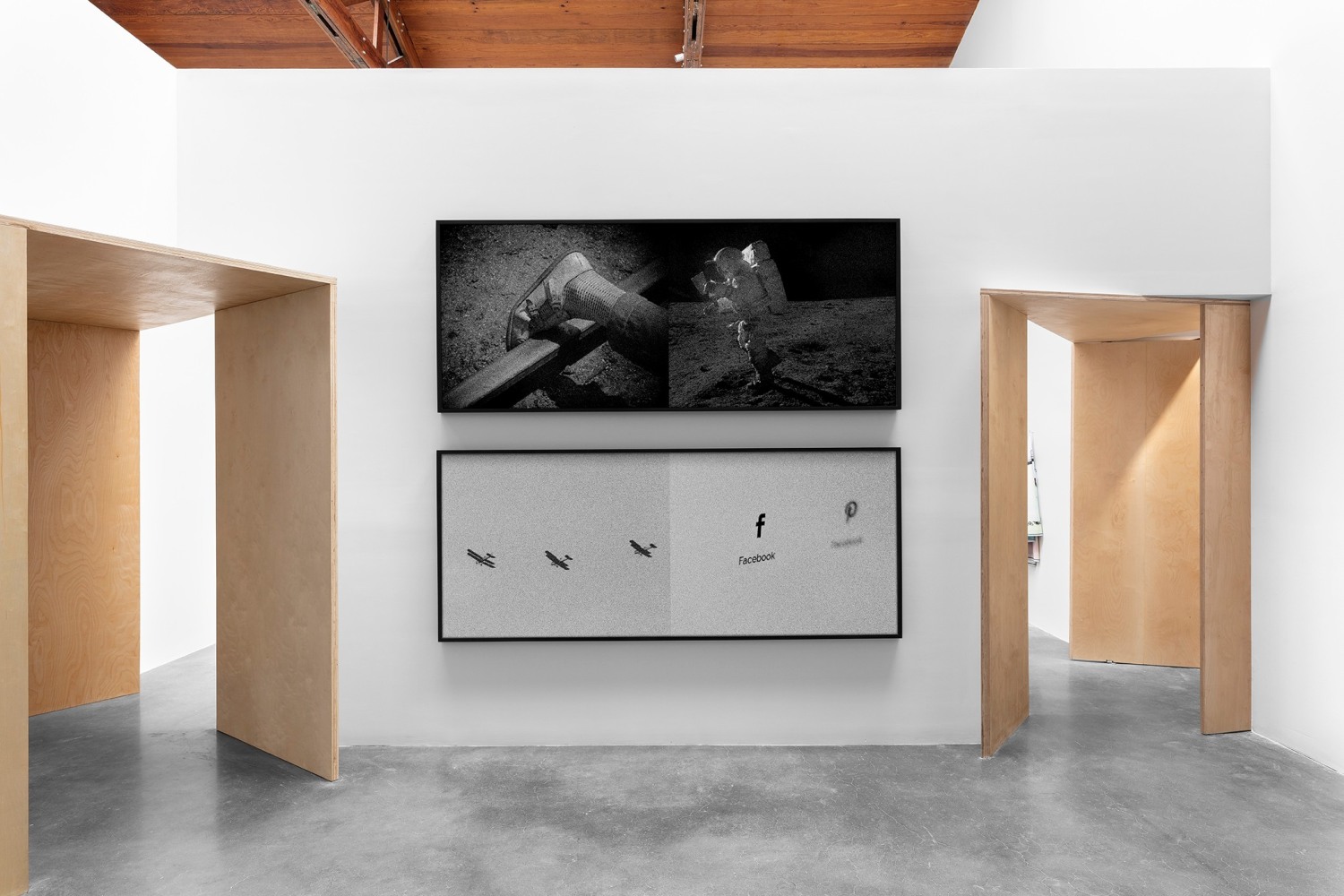 daniela rossell &amp;amp; galen jackson,&amp;nbsp;computer with an internet connection&amp;nbsp;in&amp;nbsp;siembra (sowing), kurimanzutto, mexico city, 2020