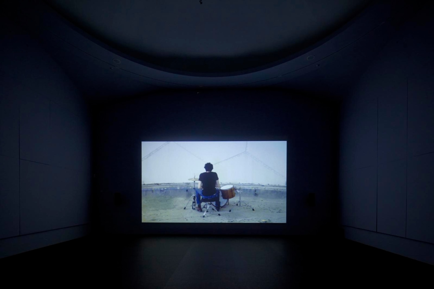 answer me, 2008
hd video, dolby surround sound 5.1
4:51 min
installation view at serpentine galeries, london, 2011

&amp;nbsp;

&amp;nbsp;

&amp;nbsp;