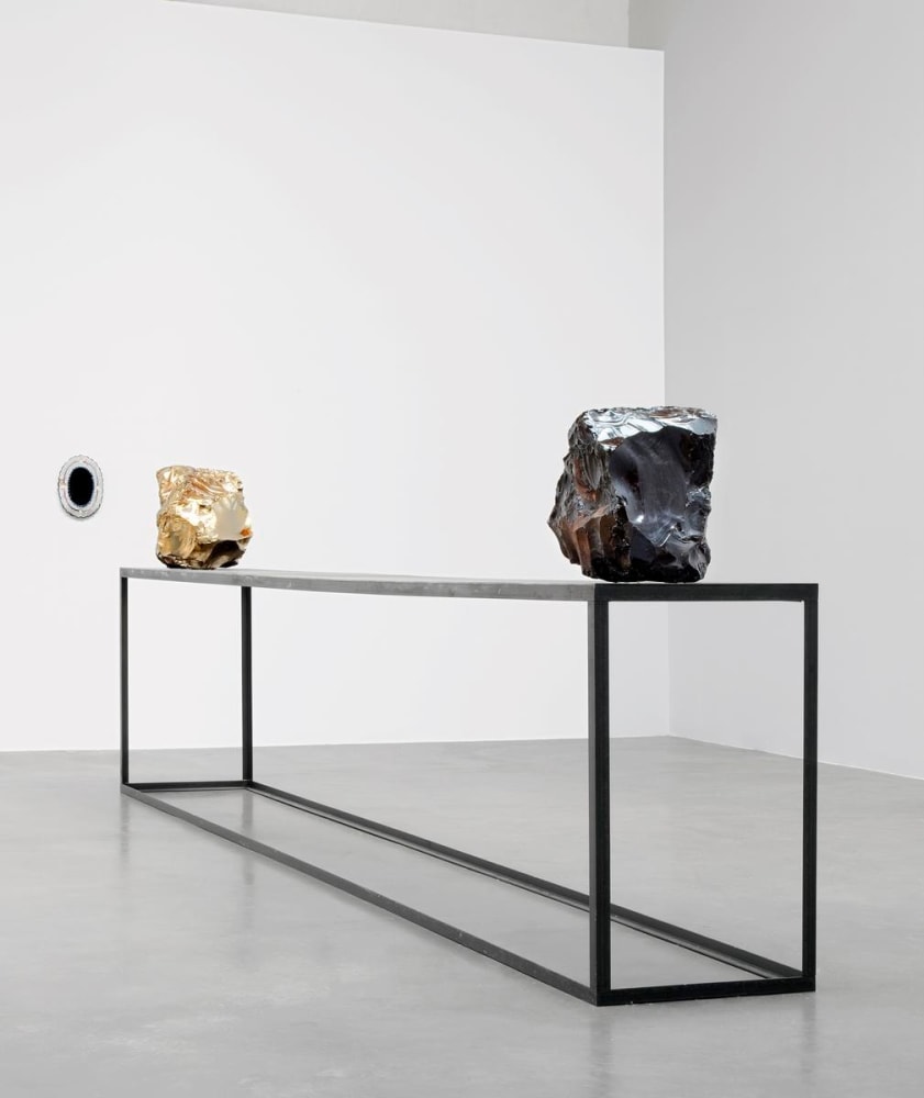 upon reflection, i was no longer sure of my position, 2009

obsidiana, plata alemana (cobre, zinc y n&amp;iacute;quel), mesa de acero, espejo de obsidiana con marco de esta&amp;ntilde;o pintado

dimensiones variables

&amp;nbsp;