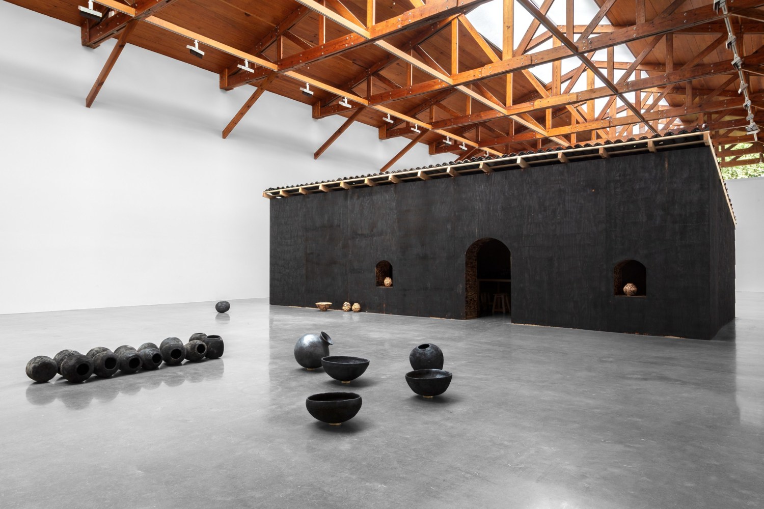 Rirkrit Tiravanija, instalation view of Mezcal vs. Pulque, kurimanzutto, Mexico City, 2022
photo: Gerardo Landa Rojano