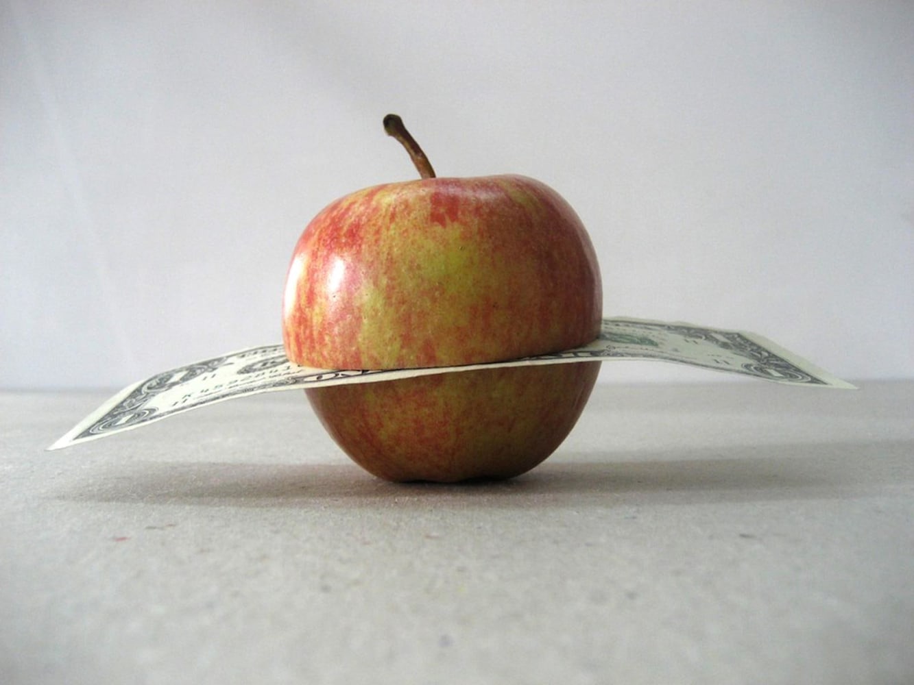 untitled, 2006

apple and united states one dolar bill

variable dimensions&amp;nbsp;

&amp;nbsp;

&amp;nbsp;