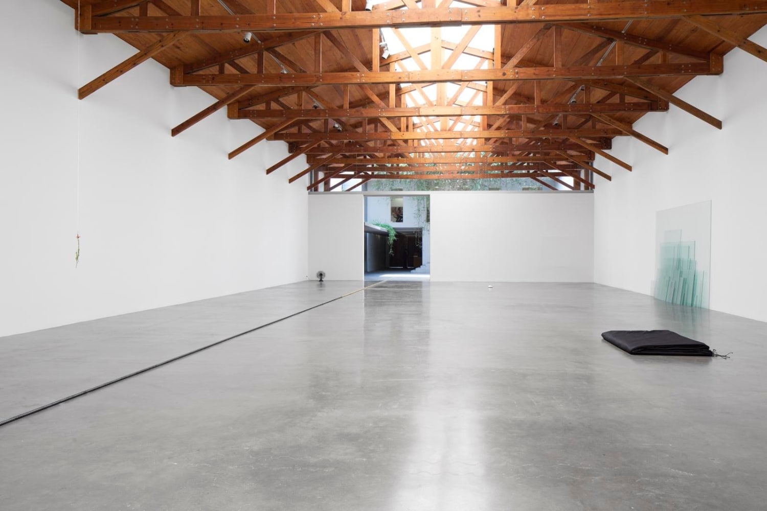 no se puede hacer una revoluci&amp;oacute;n con guantes de seda, kurimanzutto, ciudad de m&amp;eacute;xico, 2016