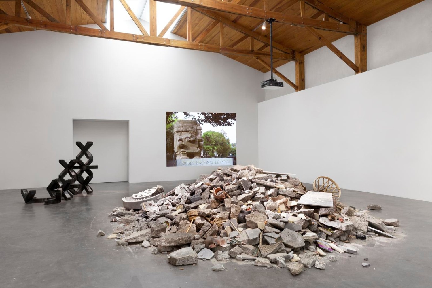 	destrucci&amp;oacute;n total del museo de antropolog&amp;iacute;a, kurimanzutto, mexico city, 2012