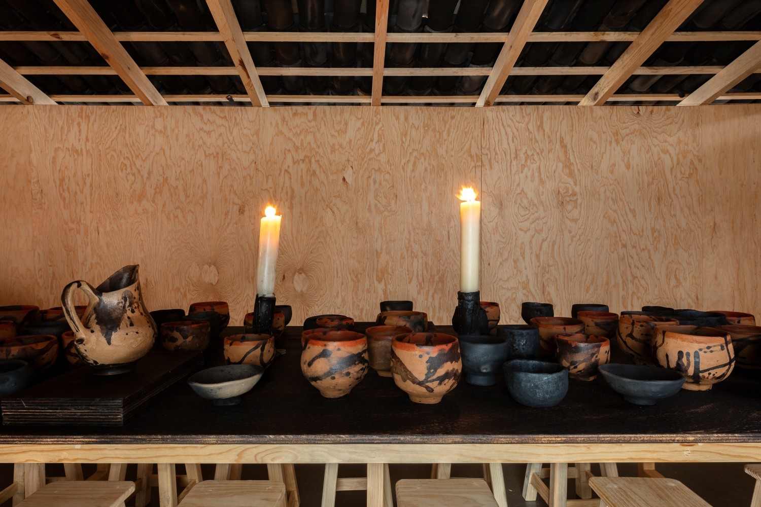 Rirkrit Tiravanija, instalation view of Mezcal vs. Pulque, kurimanzutto, Mexico City, 2022
photo: Gerardo Landa Rojano