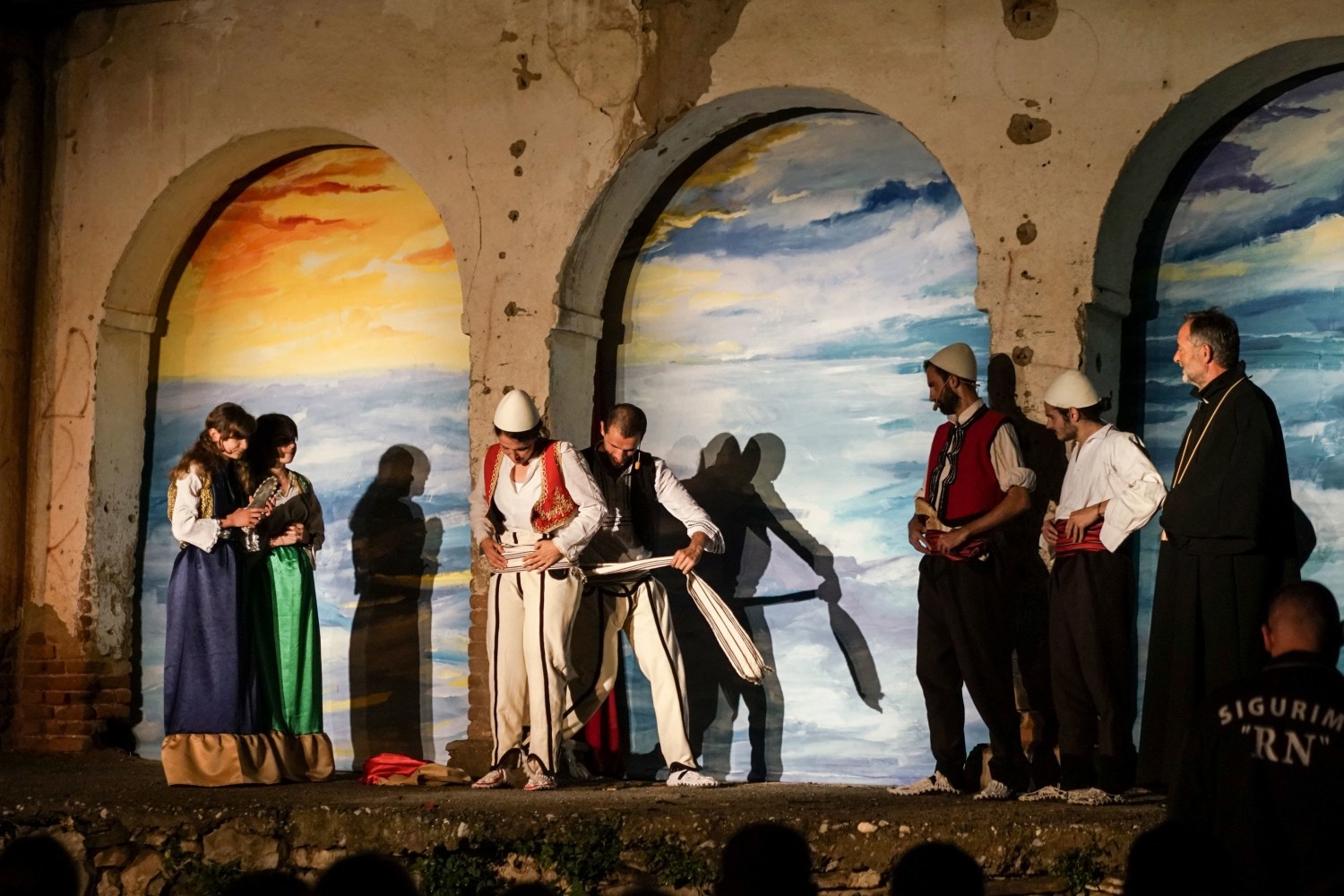 shkrep&amp;euml;tima, 2018

performance presentado en la antigua casa de cultura de runik, kosovo