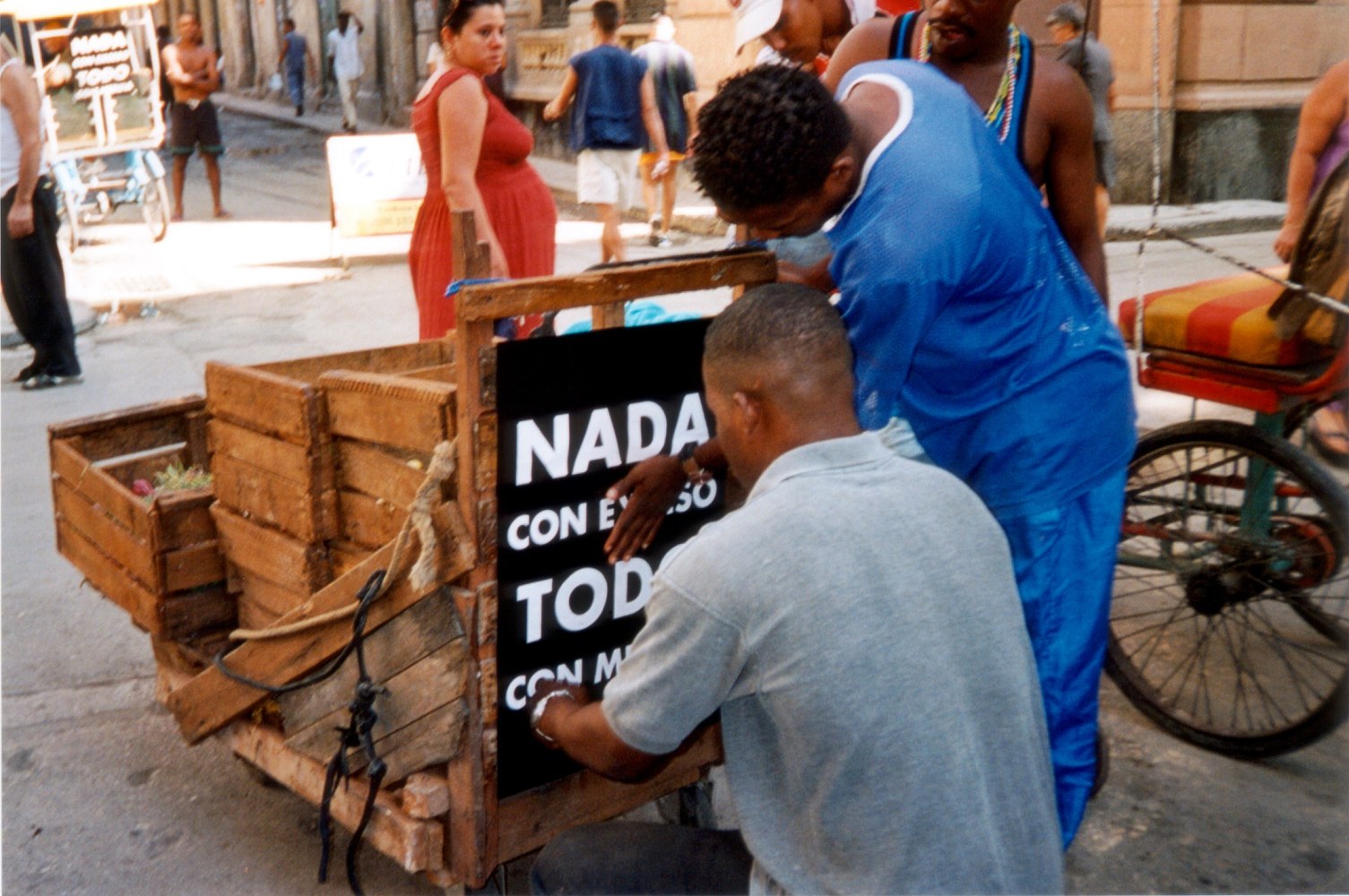 habana, 2000&amp;nbsp;

fotograf&amp;iacute;a documental de poster

55.8&amp;nbsp;x&amp;nbsp;83.8 cm