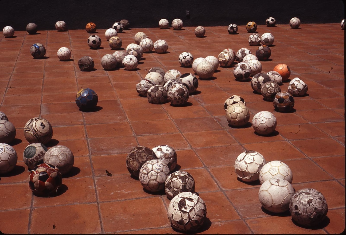 balones acelerados, 2005

250 balones intervenidos

dimensiones variables

&amp;nbsp;