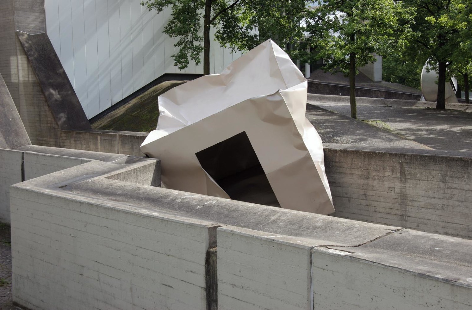 untitled, 2006

steel and enamel paint

94.5 x 98.4 x 102.4 in.
installation view at sprengel museum, hannover, 2006

&amp;nbsp;

&amp;nbsp;

&amp;nbsp;