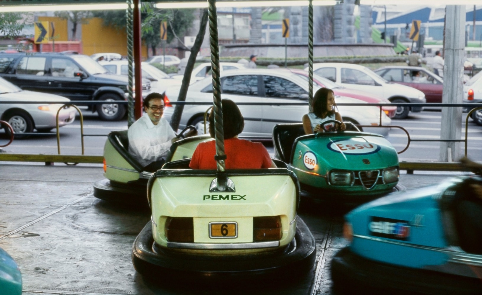 dodgem, 2002
documentaci&amp;oacute;n de una intervenci&amp;oacute;n p&amp;uacute;blica en donde la artista coloca etiquetas de&amp;nbsp; compa&amp;ntilde;&amp;iacute;as petroleras en los go-cars de una feria infantil de la ciudad de m&amp;eacute;xico