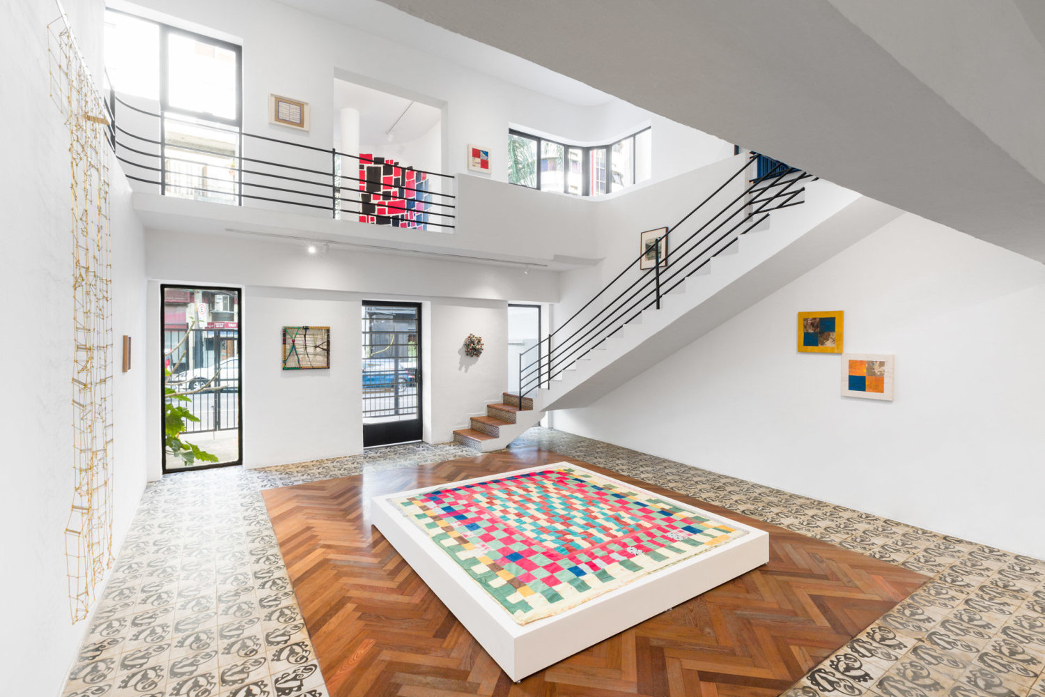 vista de instalaci&amp;oacute;n oscar murillo: check mate(s) en casa sp arte, sao paulo, 2024