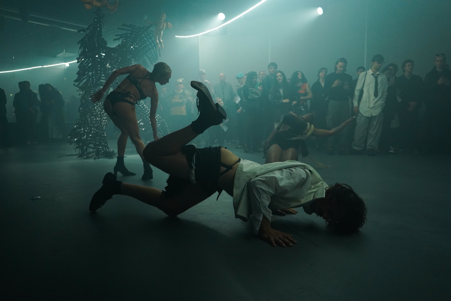 performance young boy s&amp;aacute;nchez-kane, dover street market paris, octubre 2024. foto: oriane robaldo