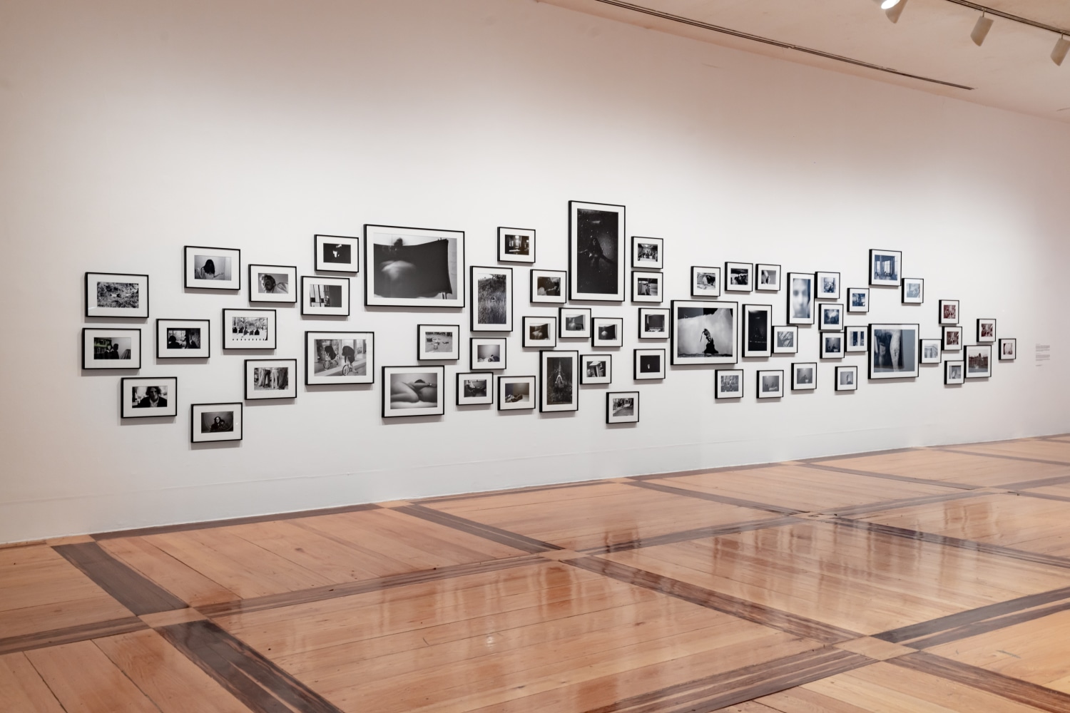 vista de instalaci&amp;oacute;n materia est&amp;eacute;tica disponible, museo de arte contempor&amp;aacute;neo de monterrey (marco), 2021