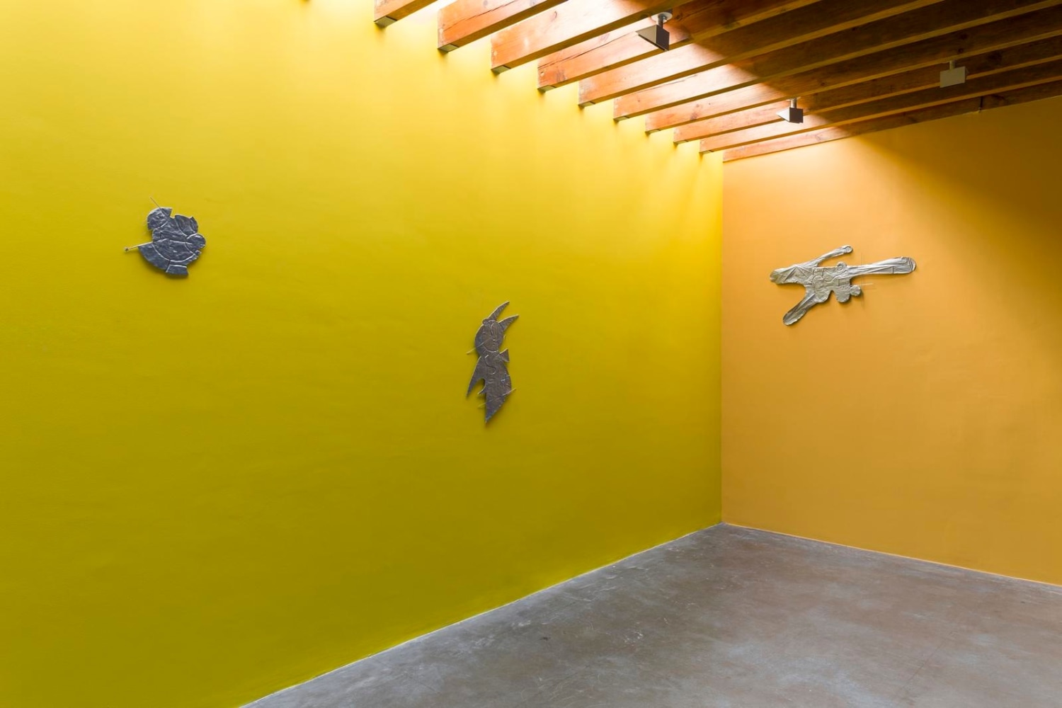 	todo bosque locamente enamorado de la luna tiene una autopista que lo cruza de un lado a otro, kurimanzutto, ciudad de m&amp;eacute;xico, 2016