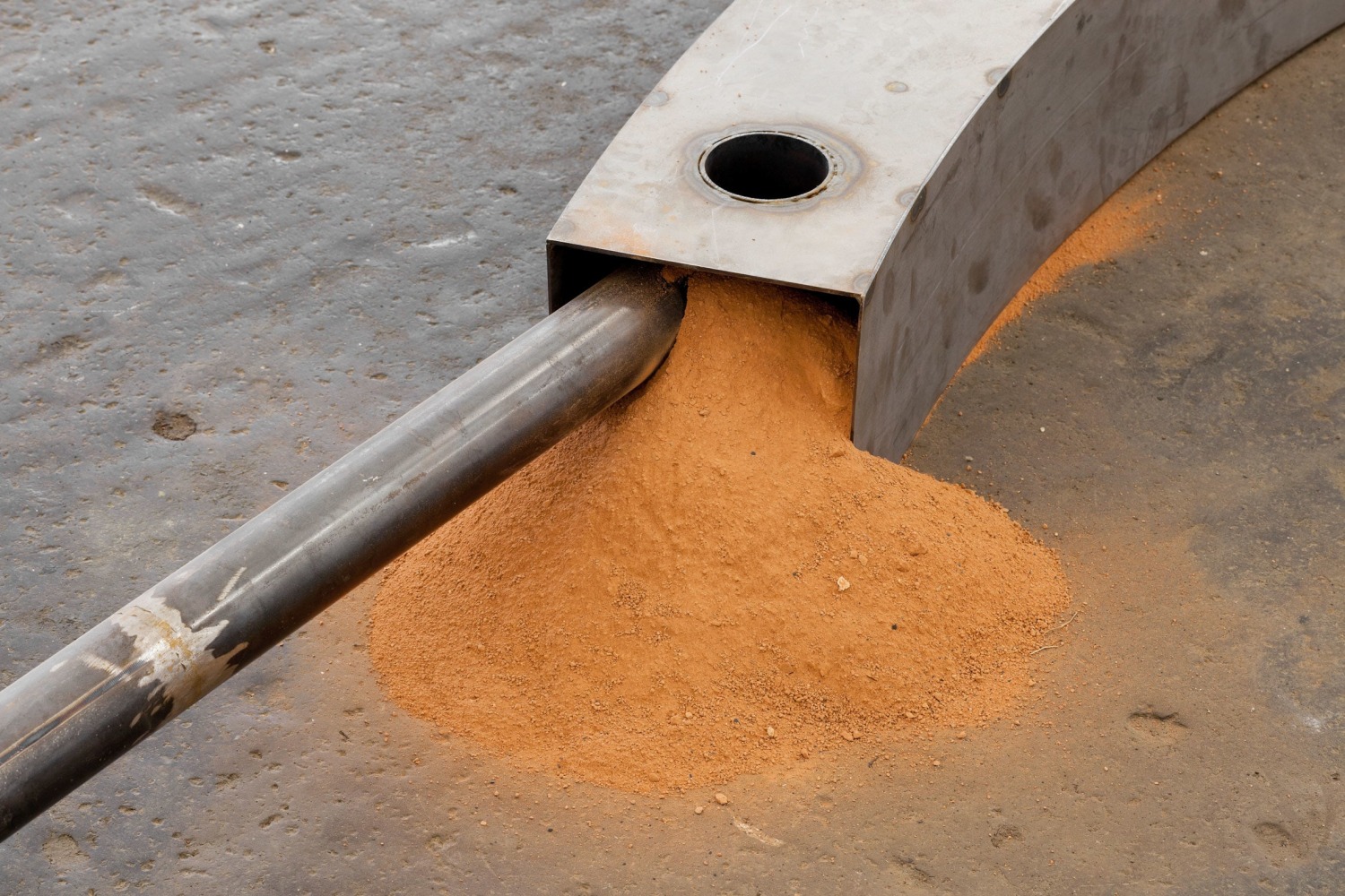 several birds fly away when they understand it, 2012

31 dibujos de la infancia del artista, marcos de metal, vidrio

dimensiones variables