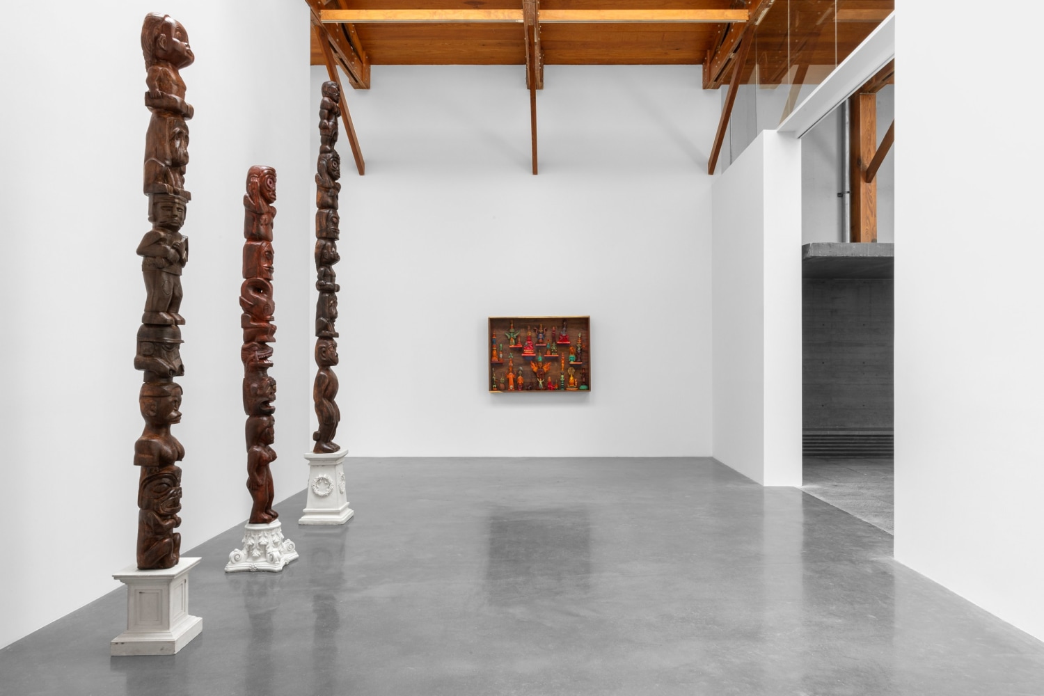 vista de instalaci&amp;oacute;n&amp;nbsp;dr. lakra: tupi or not tupi, kurimanzutto ciudad de m&amp;eacute;xico, 2024. pfoto: gerardo&amp;nbsp;landa / eduardo l&amp;oacute;pez (glr estudio)