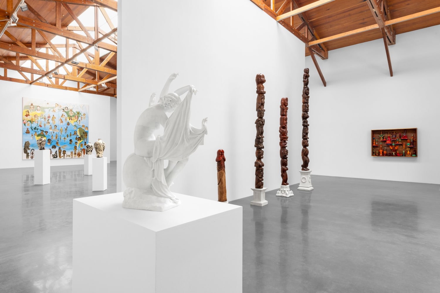 vista de instalaci&amp;oacute;n&amp;nbsp;dr. lakra: tupi or not tupi, kurimanzutto ciudad de m&amp;eacute;xico, 2024. pfoto: gerardo&amp;nbsp;landa / eduardo l&amp;oacute;pez (glr estudio)