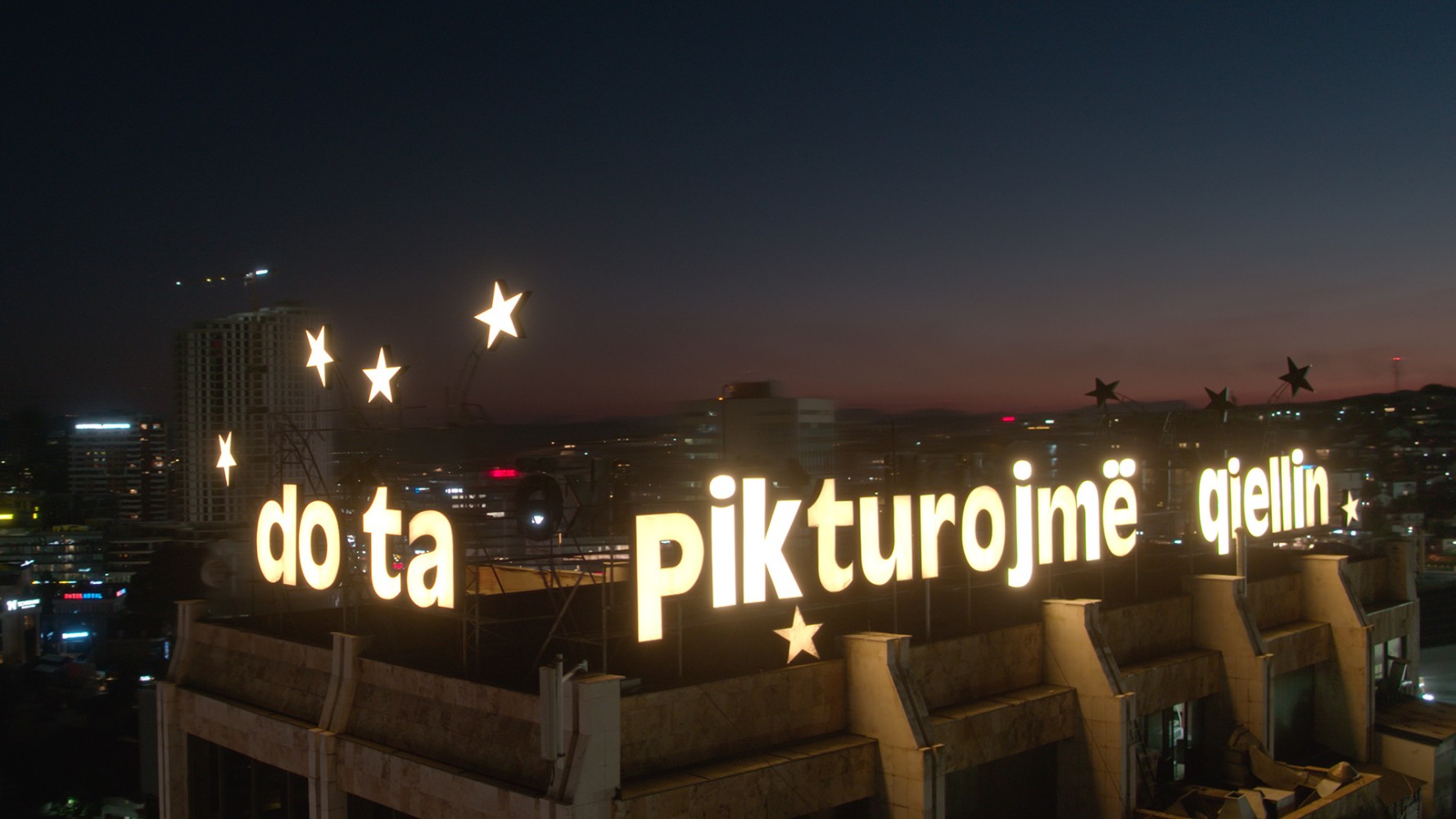 when the sun goes away we paint the sky, 2022. proyecto de sitio espec&amp;iacute;fico para manifesta 14, prishtina, kosovo