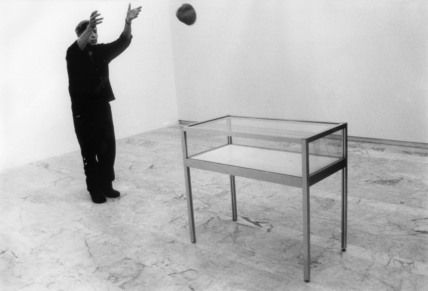 a stone from metternich&amp;#39;s house in bohemia, 1996

documentaci&amp;oacute;n de la acci&amp;oacute;n, como parte de&amp;nbsp;der verf&amp;uuml;hrer und der steinerne gast,&amp;nbsp;wittgenstein house, viena, 1996

&amp;nbsp;

&amp;nbsp;

&amp;nbsp;


&amp;nbsp;

&amp;nbsp;