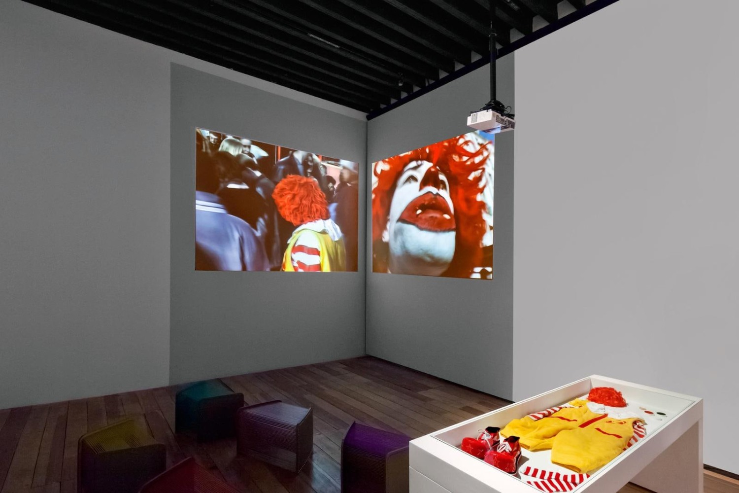 donald mcronald (m&amp;eacute;xico), 2006

v&amp;iacute;deo de dos canales transferido a dvd, documentaci&amp;oacute;n y vestuario

video: izquierda: 15 min 57 seg. derecha: 12 min 49 seg
vista de instalaci&amp;oacute;n de minerva cuevas, museo de la ciudad de m&amp;eacute;xico, 2012