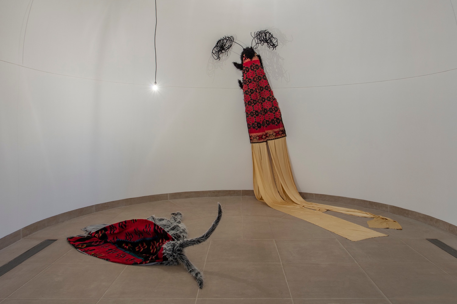 vista de instalaci&amp;oacute;n, do you realise there is a rainbow even if it&amp;rsquo;s night!?, hammer museum, los &amp;aacute;ngeles, 2018