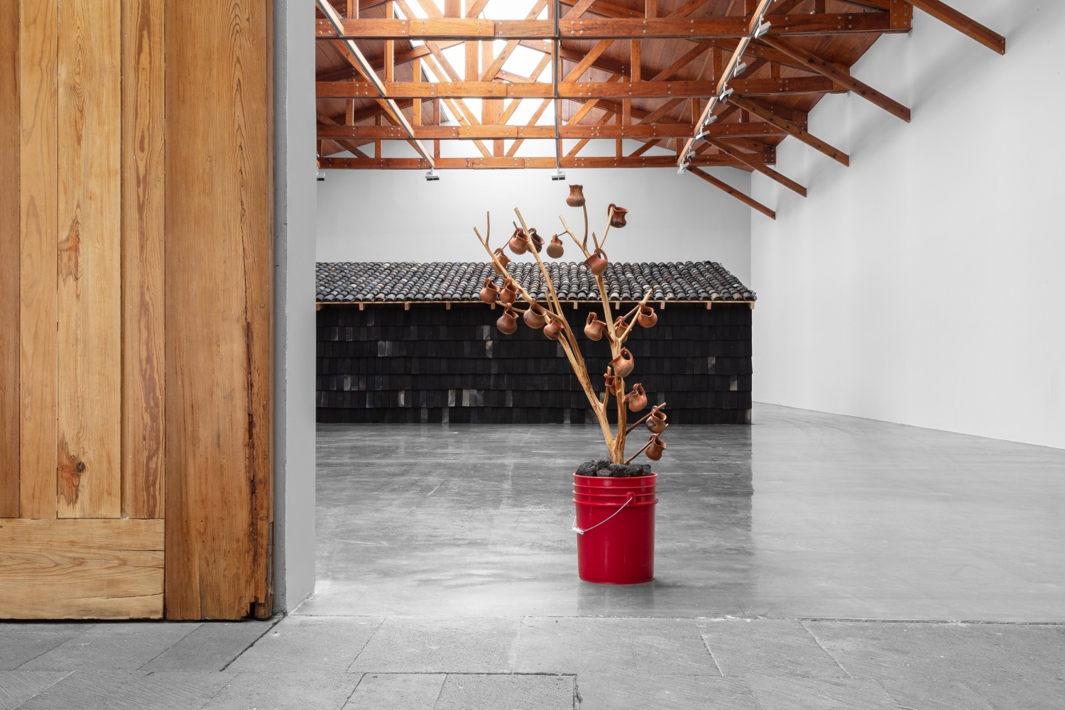 Rirkrit Tiravanija, instalation view of Mezcal vs. Pulque, kurimanzutto, Mexico City, 2022
photo: Gerardo Landa Rojano