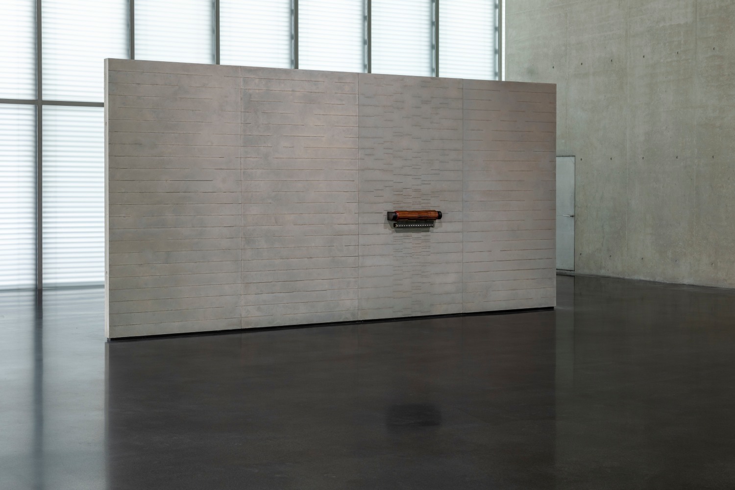 all of a tremble (conducted lines), 2021
modified vintage wallpaper-printing roller, steel comb, concrete, steel construction, electric motor, and customized motion-control software
installation view at kunsthaus bregenz, 2021