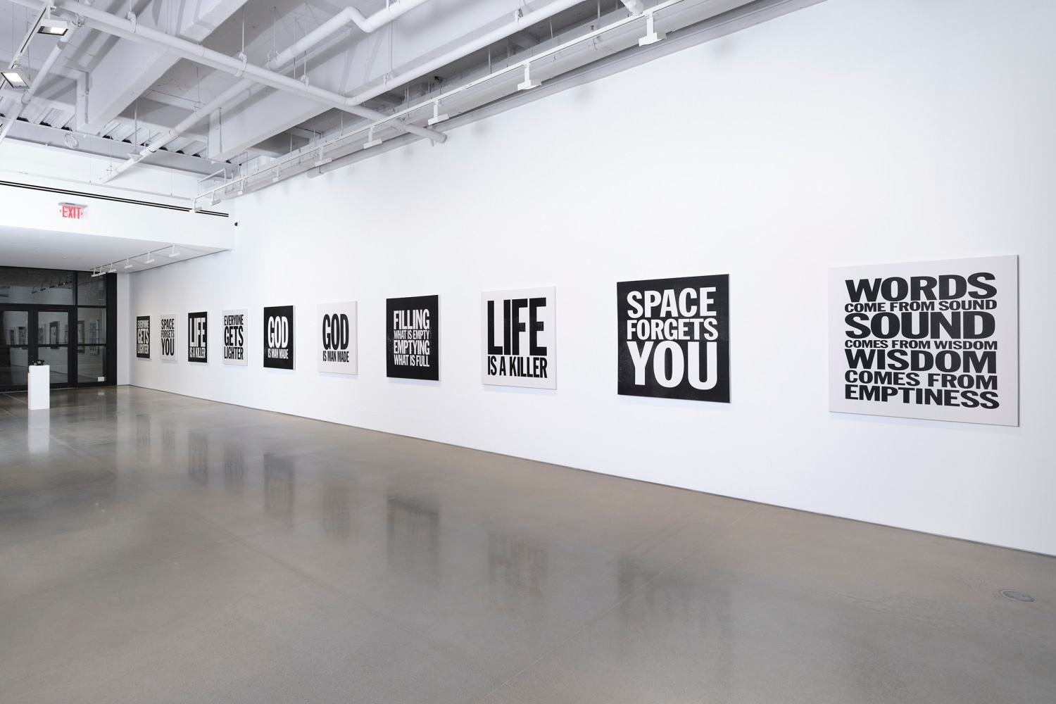 vista de instalaci&amp;oacute;n de&amp;nbsp;john giorno: jasmine burn, kurimanzutto nueva york, 2024. foto: zach hyman&amp;nbsp;